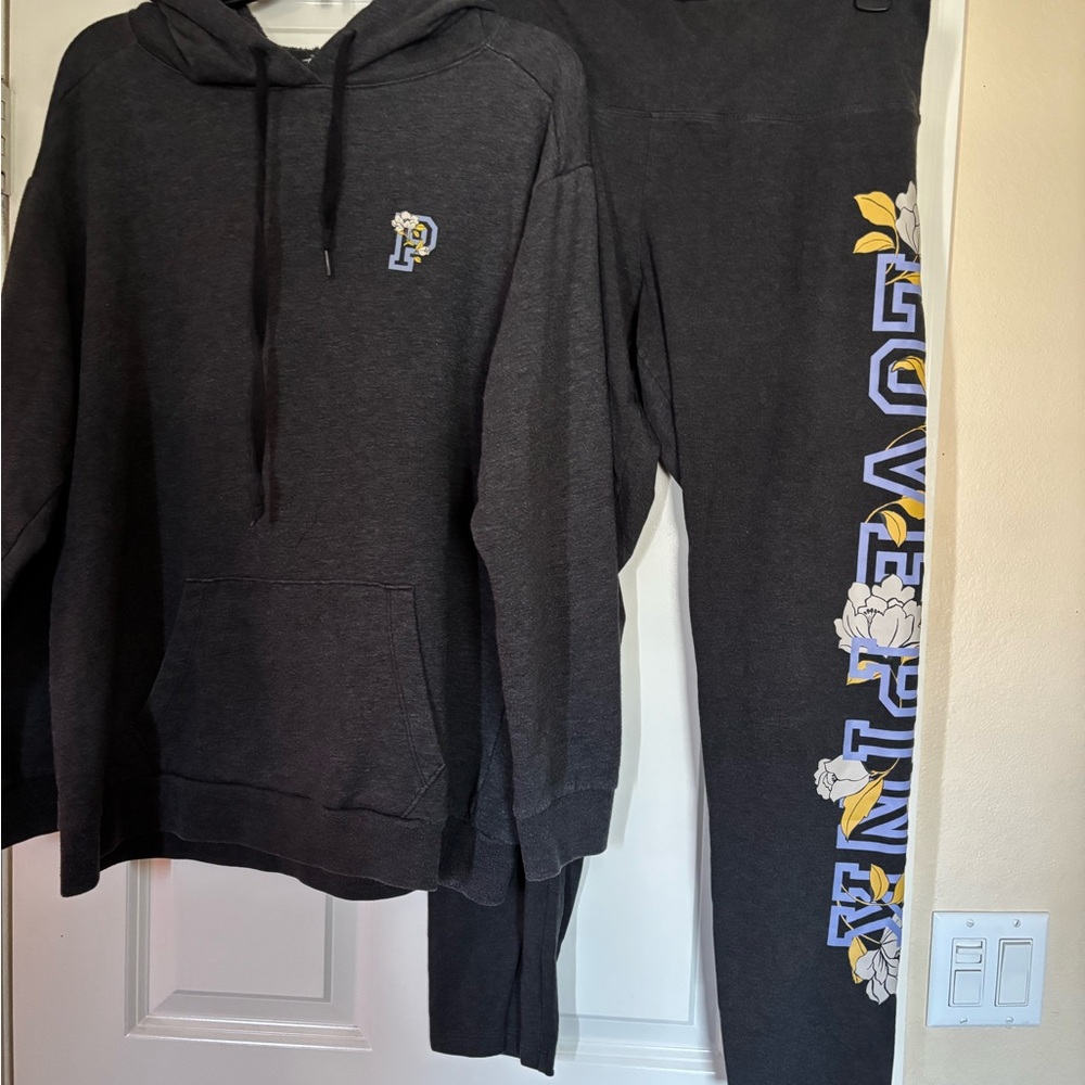 Victoria Secret Pink outfit Great condition, bottoms are X-Large, Top is large